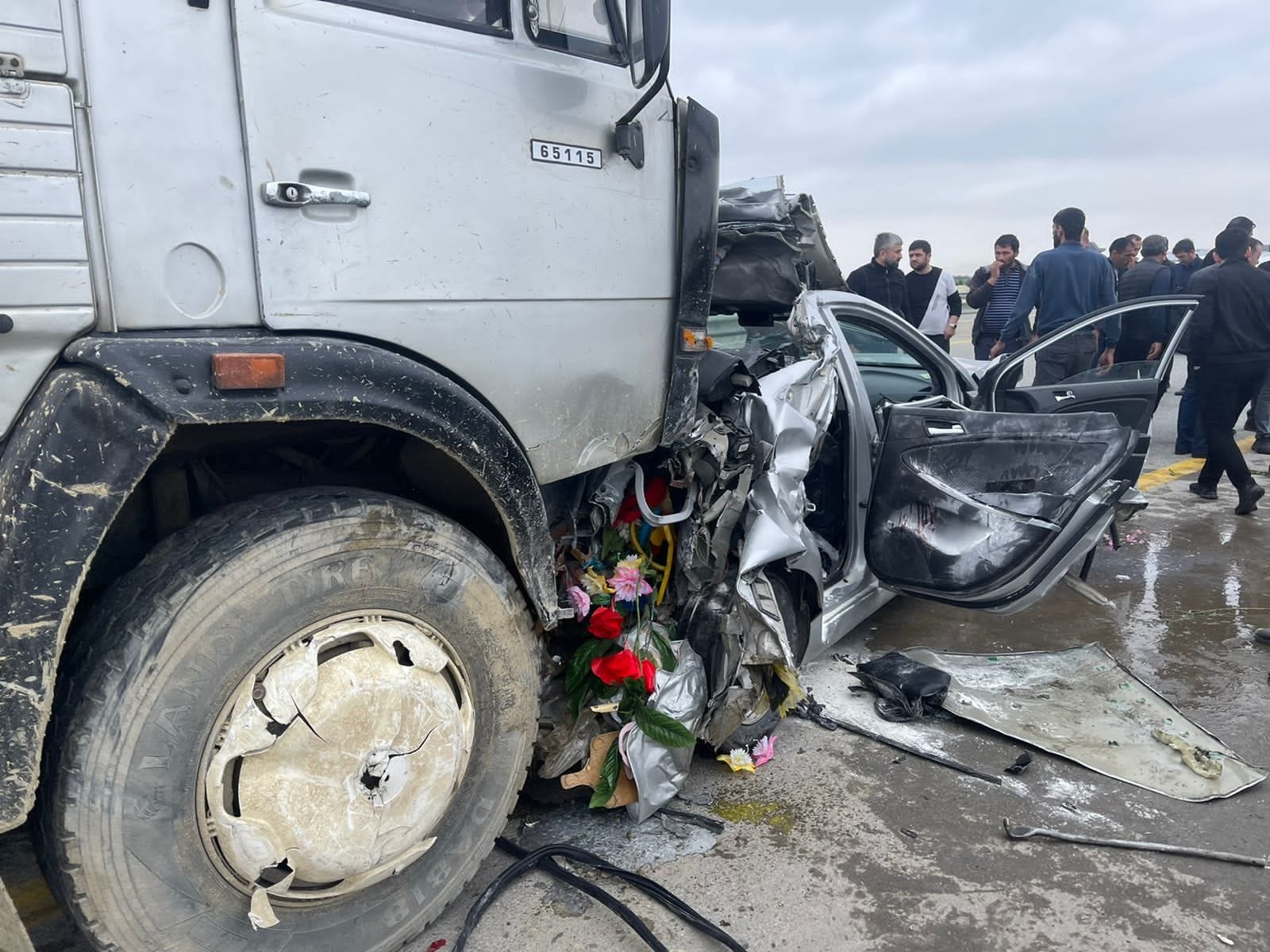 Salyanda dəhşətli QƏZA: 3 ölü, 3 yaralı - FOTO