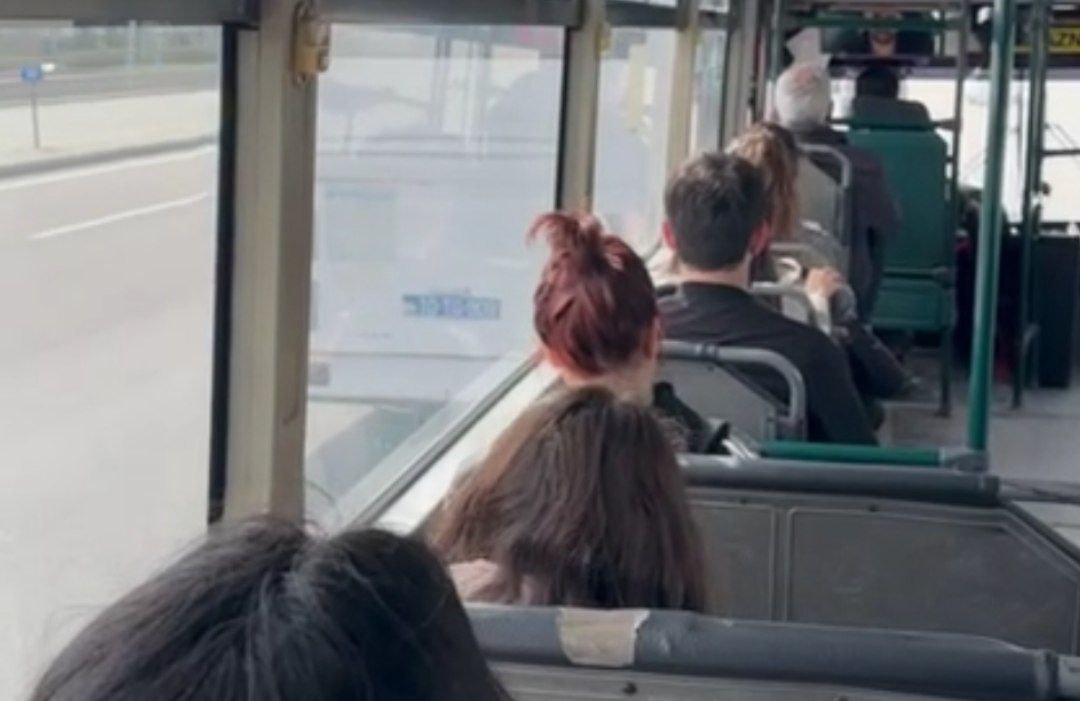 Paytaxtda SÜRÜCÜ SƏHLƏNKARLIĞI: İçərisində sərnişin olan avtobuslar yarışıb - VİDEO 