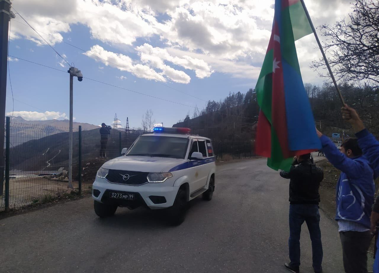 Sülhməramlıların 18 avtomobili Laçın yolundan maneəsiz keçib - FOTO