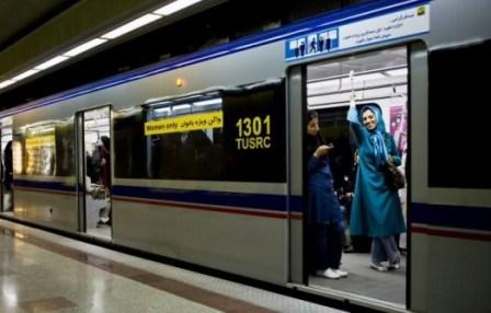 Tehran metrosundan qadınlar polisə MƏHƏL QOYMUR: Hicabsız gəzirlər - VİDEO