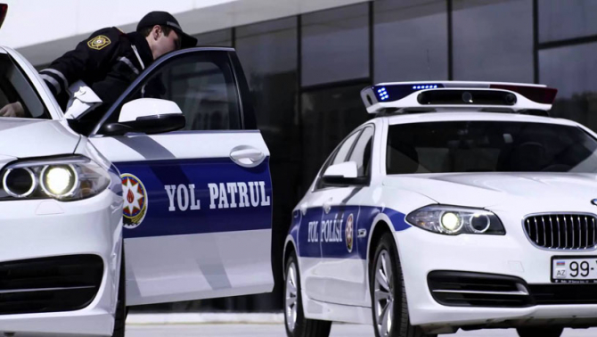 Bakıda həyəcanlı anlar: Sürücü avtomobili ilə polisdən qaçmağa çalışdı - VİDEO