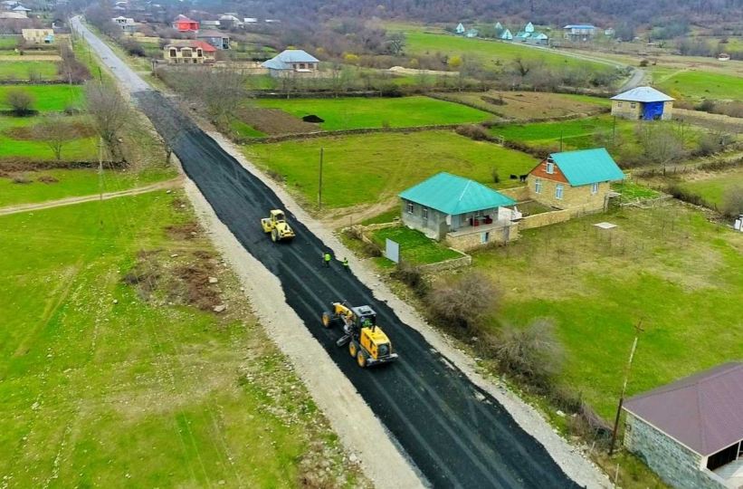 Qaxın ucqar kəndlərinin yolları yenidən qurulur - FOTO