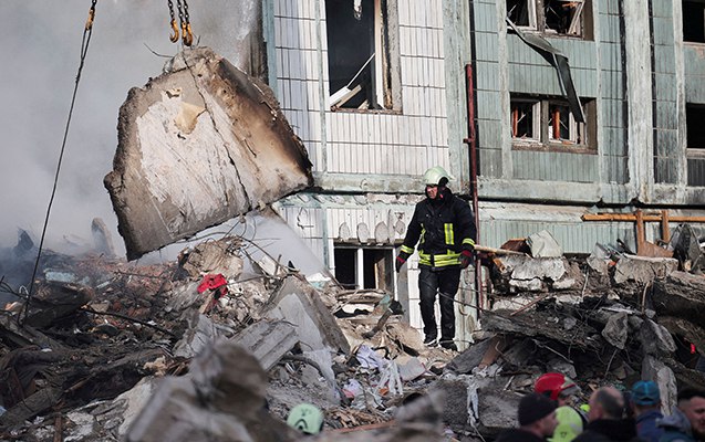 Ukraynada yaşayış binası VURULDU - 17 ölü... - FOTO