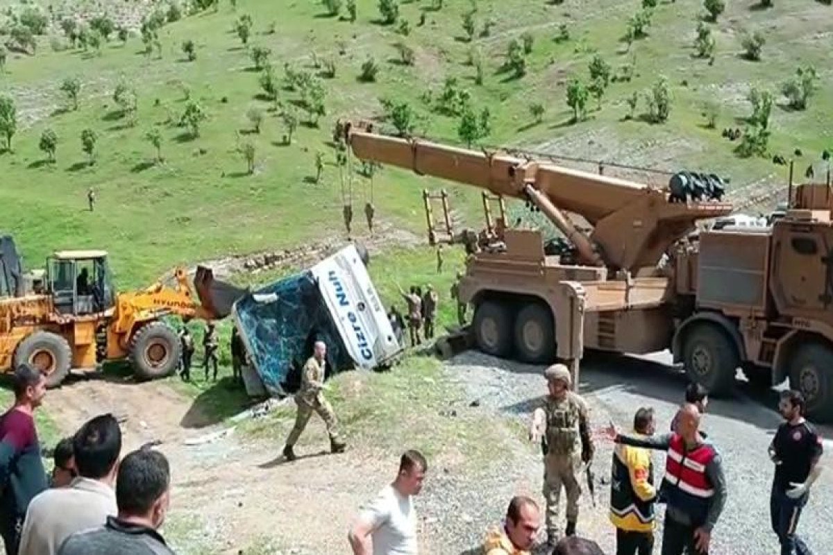 Türkiyədə əsgərləri daşıyan avtobus aşdı - 2 ölü, 45 yaralı var - VİDEO