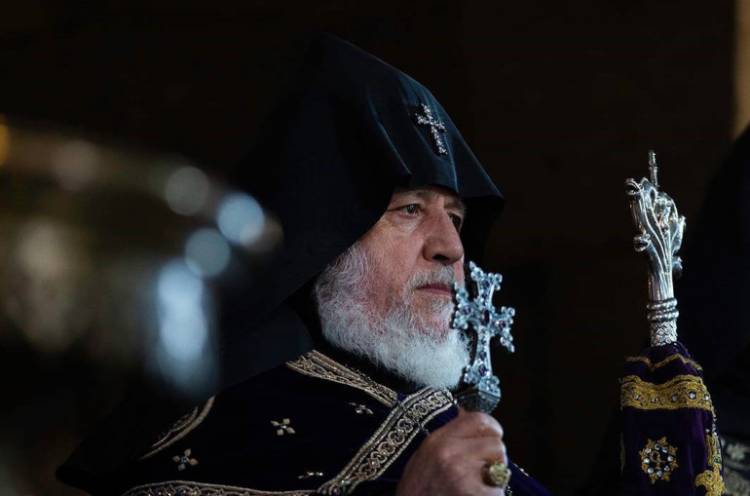QALMAQAL: Erməni katolikosu keşişlərin telefonlarını dinləyib