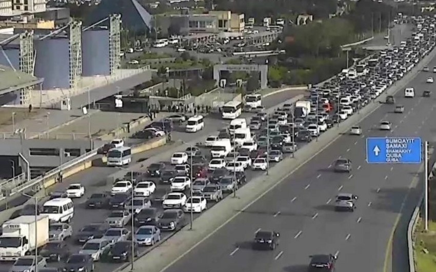 Paytaxtda tıxac olan YOLLAR - SİYAHI