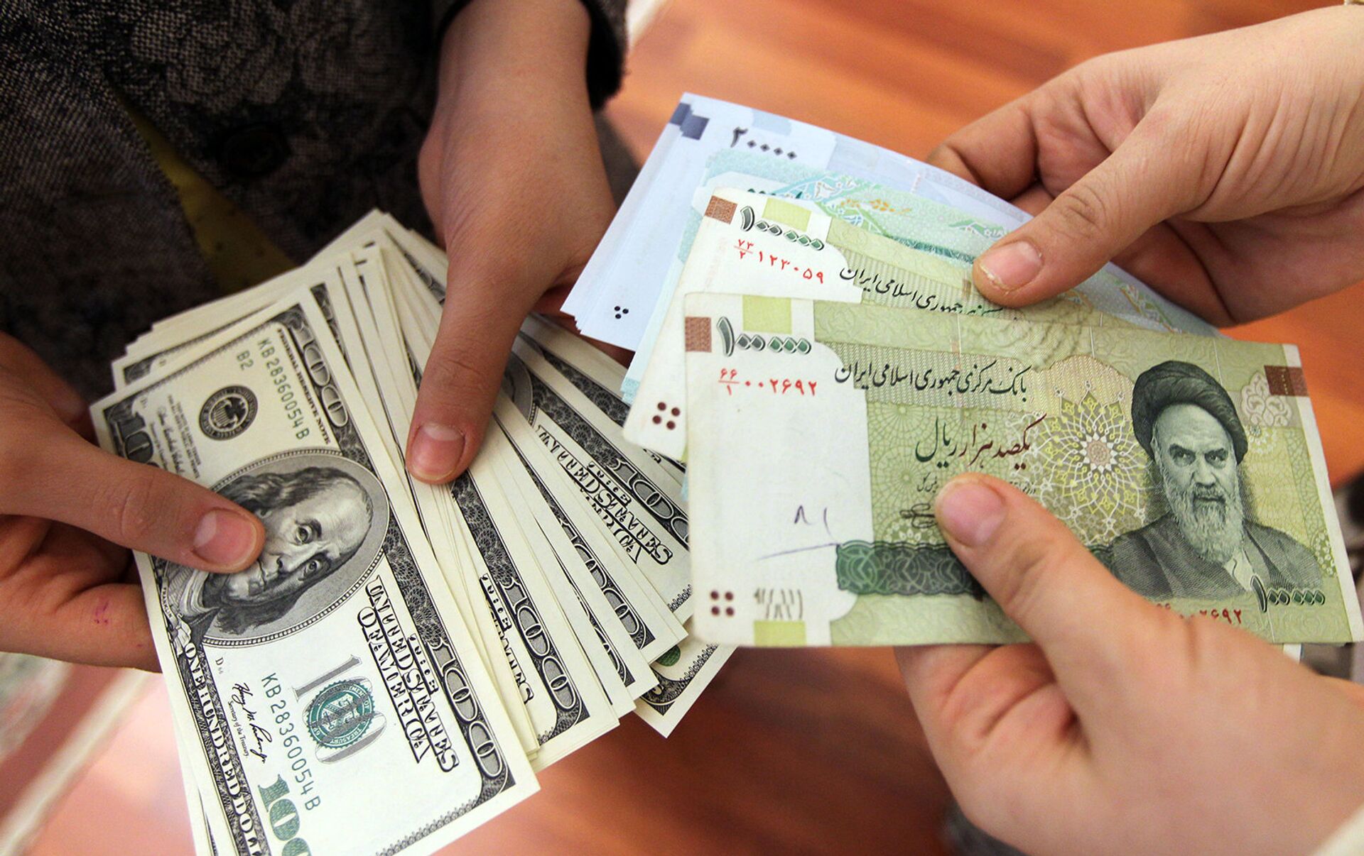 İranda ABŞ dolları ticarət birjalarından silinəcək