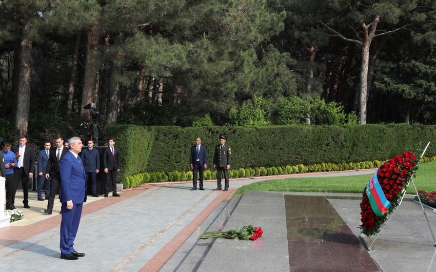 Prezident Administrasiyasının rəhbəri Ulu Öndərin məzarını ziyarət edib - FOTO