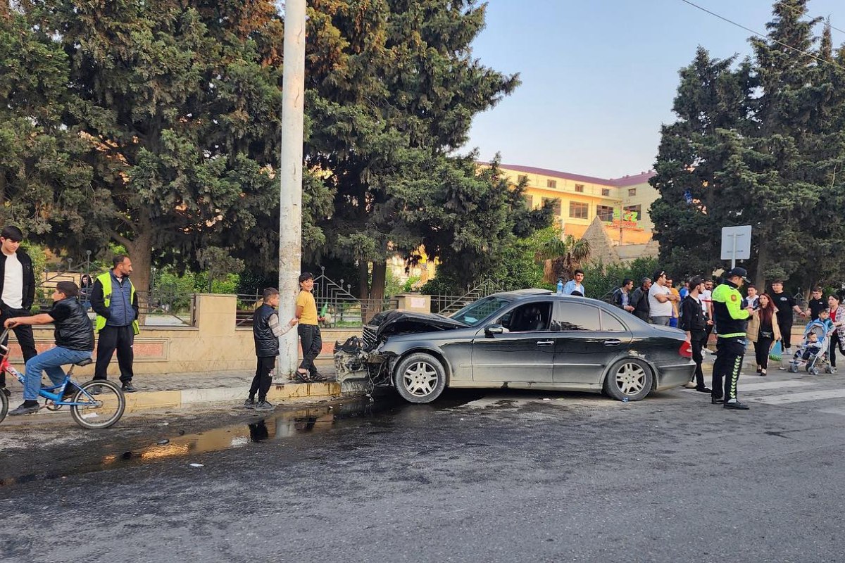 Abşeronda “Mercedes” işıq dirəyinə çırpıldı 