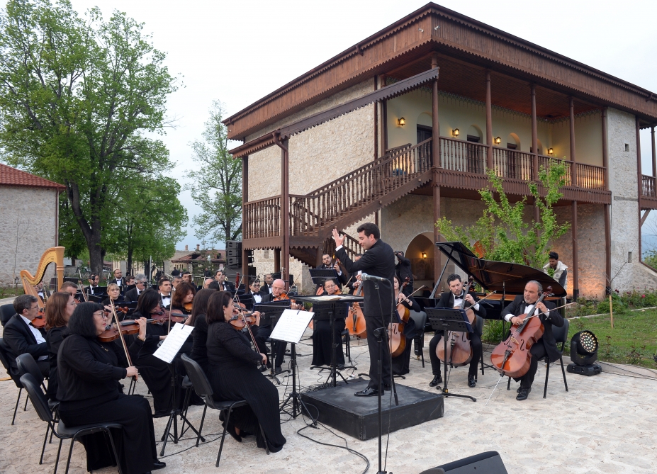 Mehmandarovlar nəslinin nümayəndəsi Şuşadakı konsertdə dirijorluq etdi - FOTO/VİDEO 