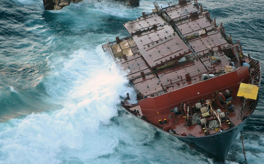 Hind okeanında Çin gəmisi batdı - 39 nəfər itkin düşdü