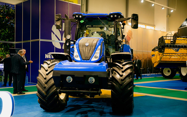 Dünyanın ilk dizel yanacaqsız işləyən traktoru Bakıda - FOTO
