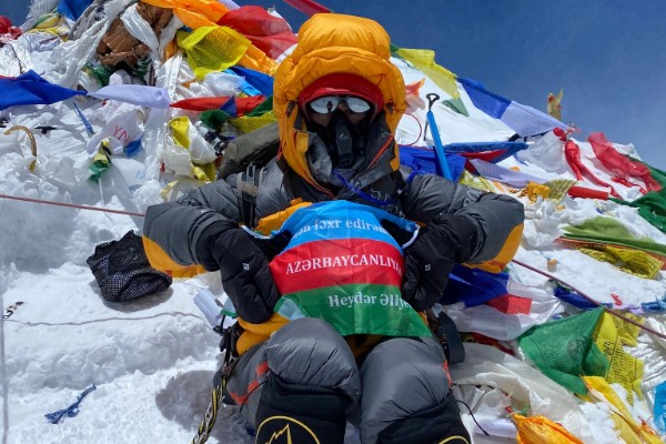 Everest zirvəsinə qalxan ilk azərbaycanlı xanım - FOTO