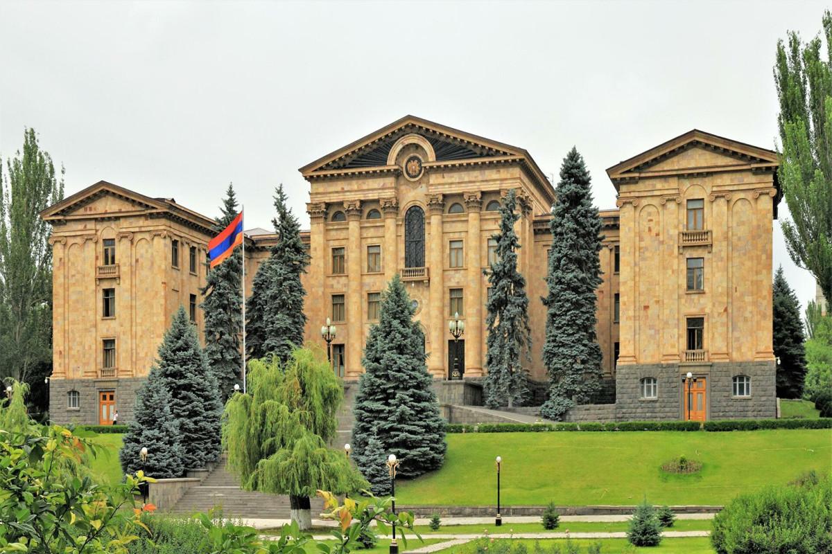 Ermənistan parlamentində yenə dava düşdü - VİDEO 