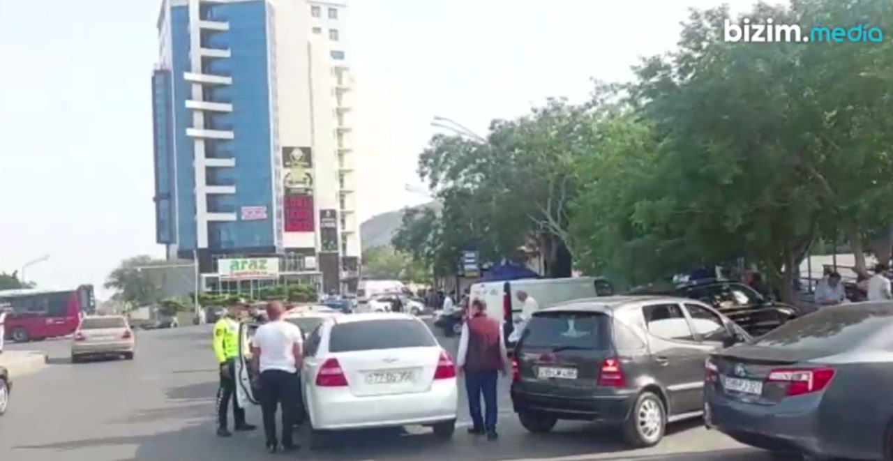 Yol Polisi Bakıda avtobus dayanacağını zəbt edən taksiləri ərazidən YIĞIŞDIRDI – VİDEO 
