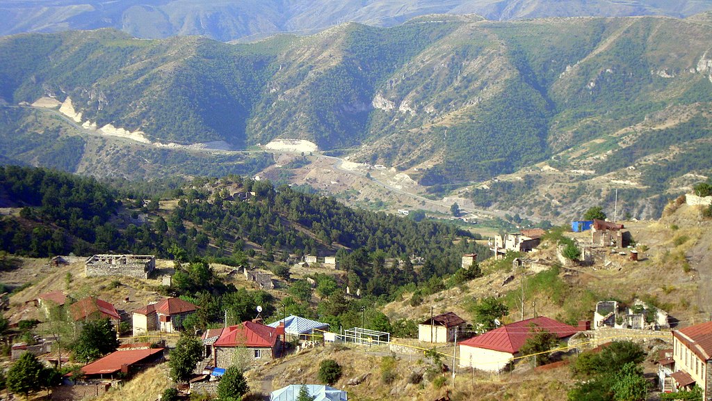İlham Əliyevə Laçın şəhərinin Baş planı təqdim olundu İlham Əliyevə Laçın şəhərinin Baş planı təqdim olundu