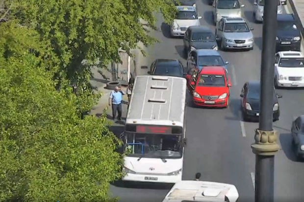 Bakıda sürücünün ürəyi TUTDU: Maşın sərnişin avtobusuna çırpıldı - VİDEO 