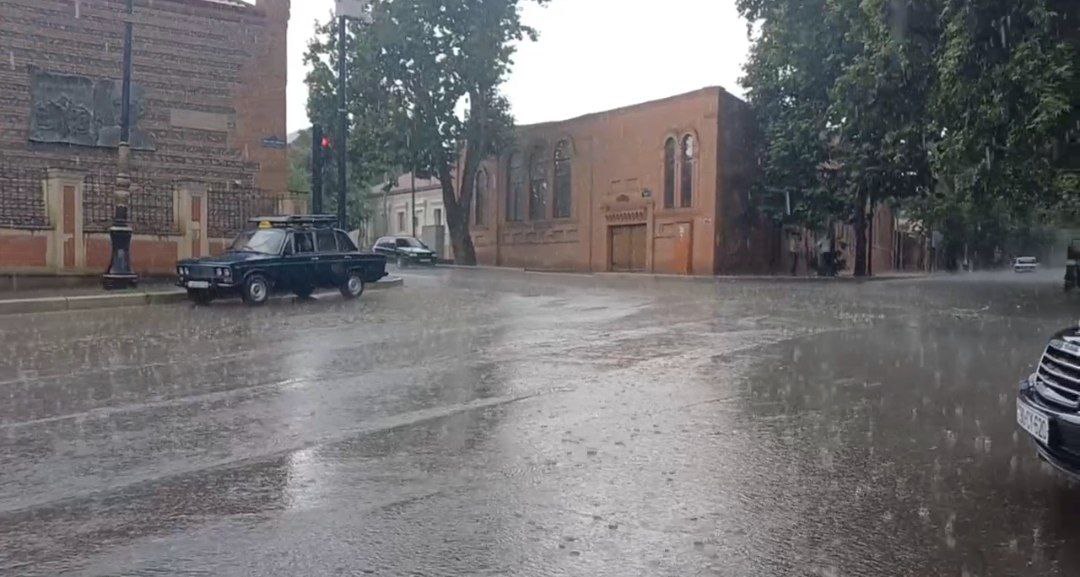 Gəncədə yağış suları bəzi yaşayış evlərinə dolub - VİDEO