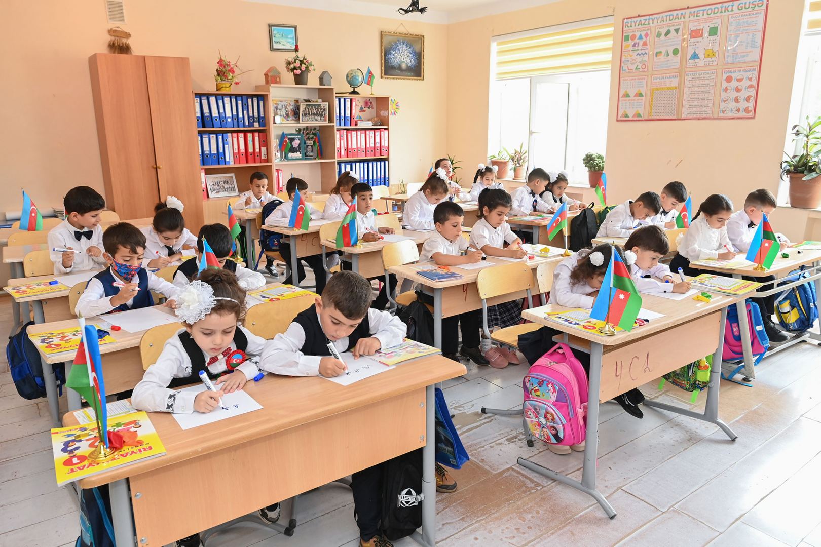 Uşaq 1-ci sinfə qəbul imtahanından kəsilərək növbəti ilə SAXLANILIB – Anasından ŞİKAYƏT Uşaq 1-ci sinfə qəbul imtahanından kəsilərək növbəti ilə SAXLANILIB – Anasından ŞİKAYƏT