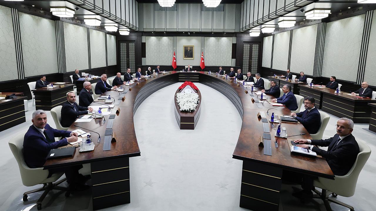 Türkiyə hökumətinin yeni tərkibdə ilk iclası 4 saatdan çox çəkdi Türkiyə hökumətinin yeni tərkibdə ilk iclası 4 saatdan çox çəkdi