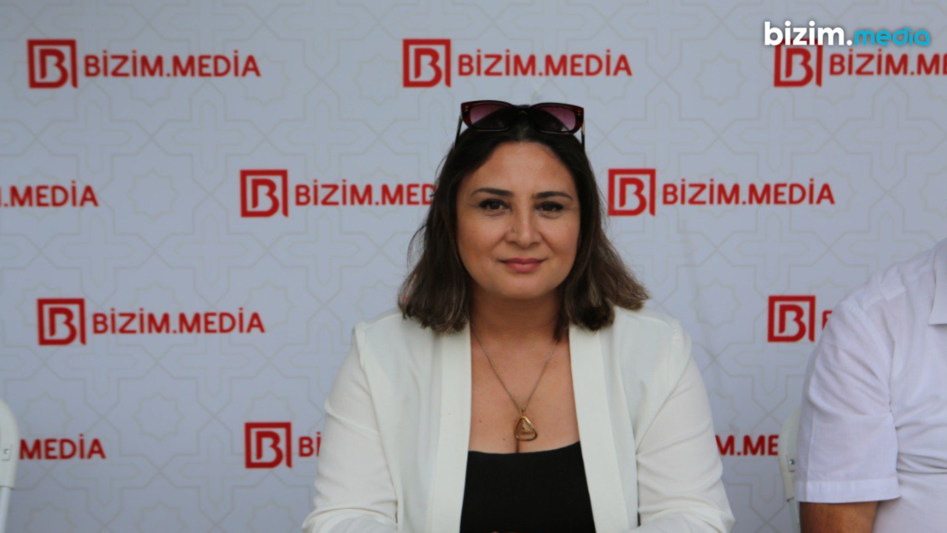 Gülər Eldarın “Zərrə” kitabının imza saatı BAŞ TUTUB – FOTO  