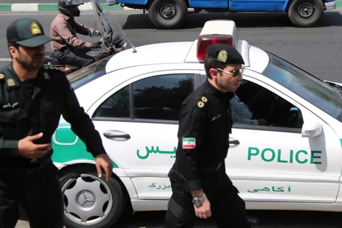 İranda polis əməkdaşlarına atəş açıldı  - ÖLƏN VAR