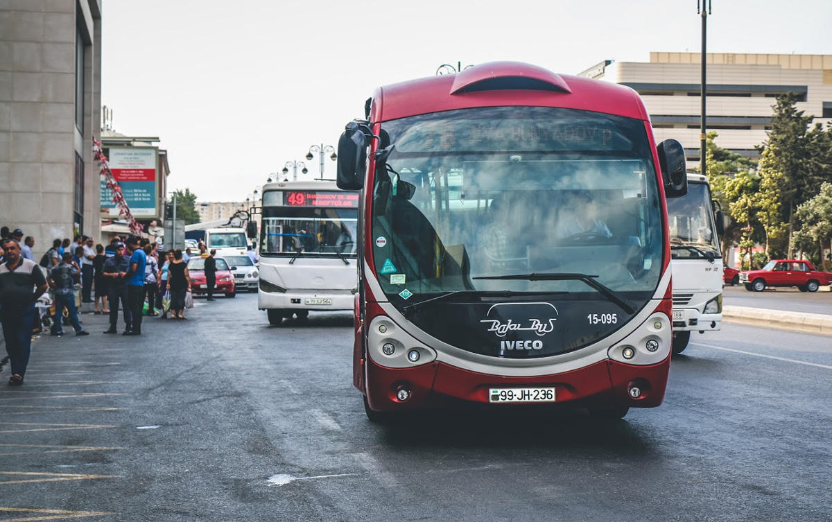 Bu marşrut xətti üzrə böyüktutumlu avtobuslar istifadəyə verildi