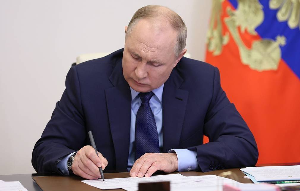 Putin hərbi vəziyyəti pozanlarla bağlı yeni QANUN İMZALADI 