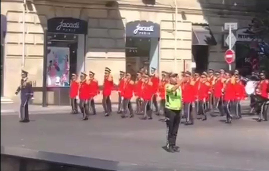 Bakıda hərbçilərin iştirakı ilə yürüş KEÇİRİLİR – VİDEO  