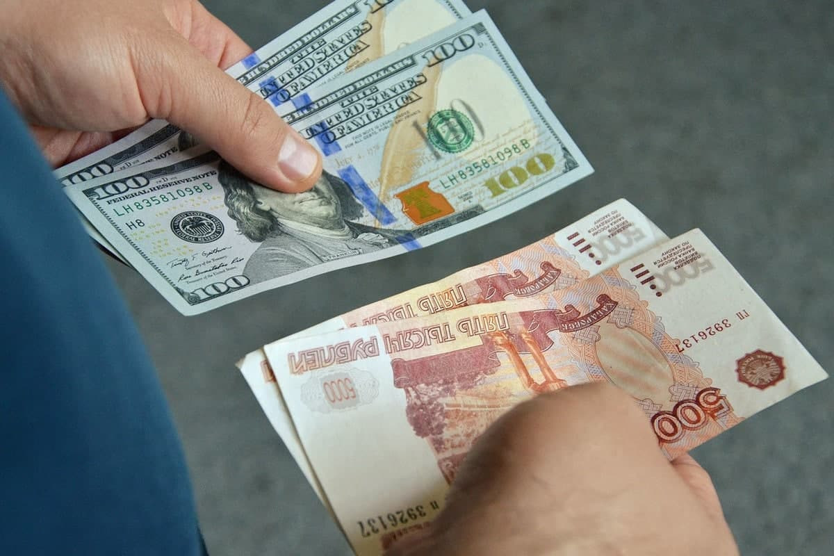 Rus rublu ilə bağlı bədbin PROQNOZ - 1 dollar iyul ayında 100 rubl OLACAQ?