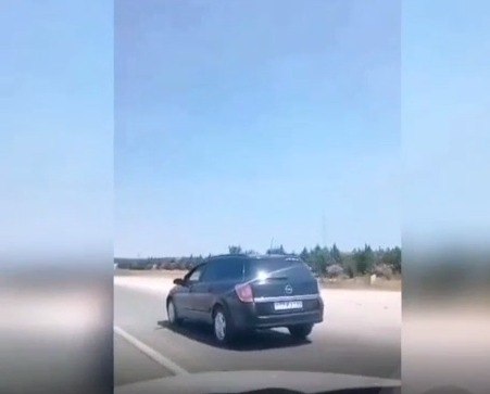 Bakı-Quba yolunda sürücü ayağını pəncərədən çıxararaq avtomobil sürdü - VİDEO