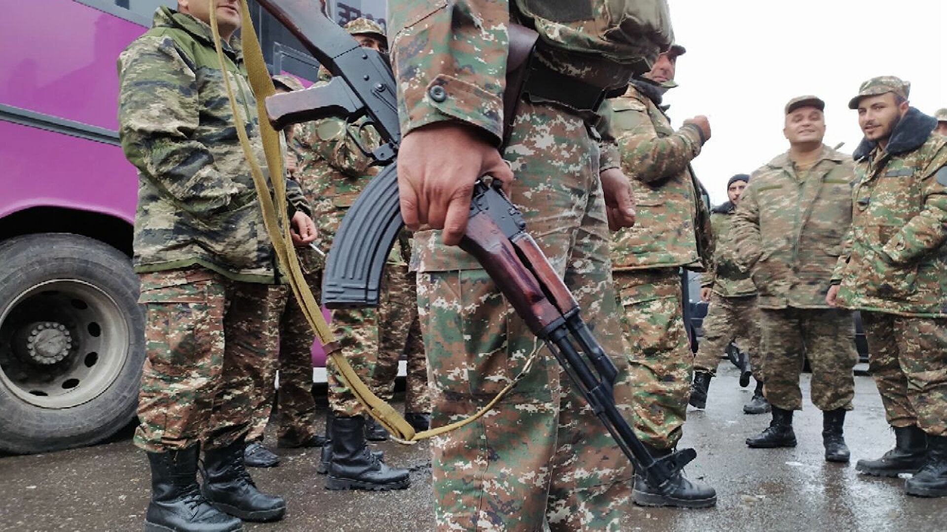 Separatçılar sülhməramlıların müşayiəti ilə silah DAŞIYIRLAR – VİDEO  