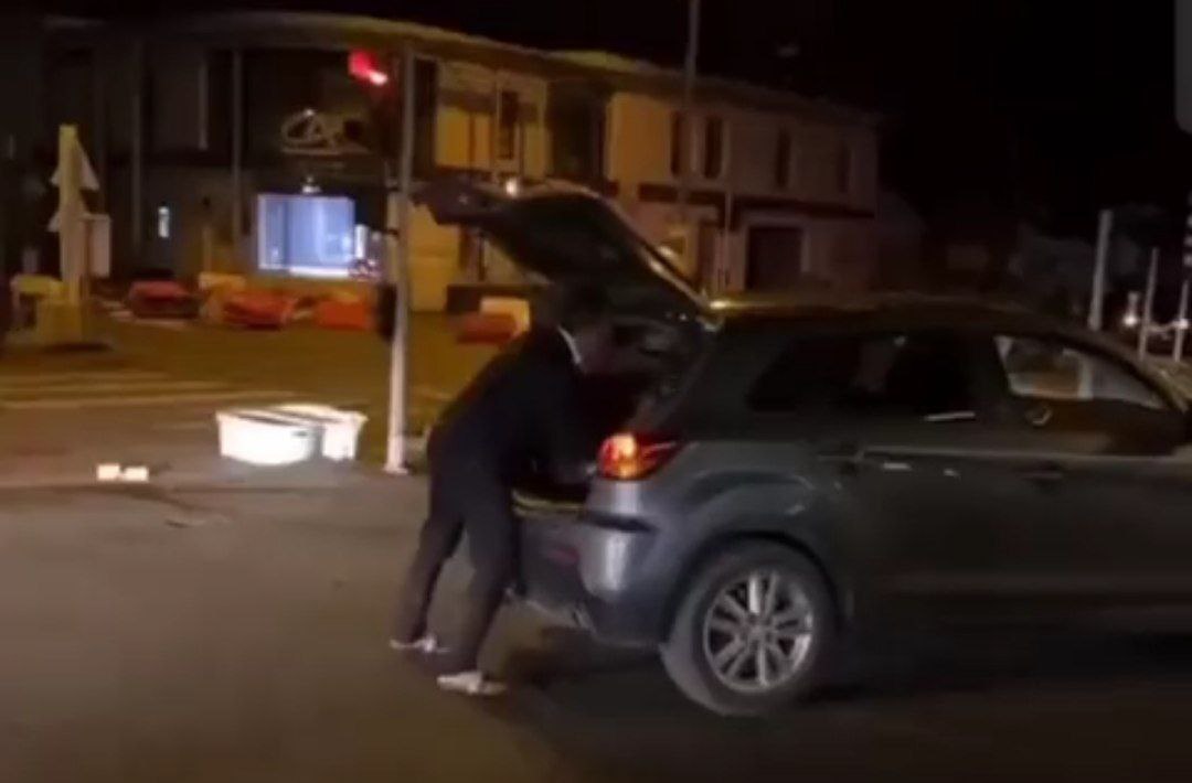 Fransada ata iğtişaş törədən oğlunu avtomobilin baqajına qoydu - VİDEO