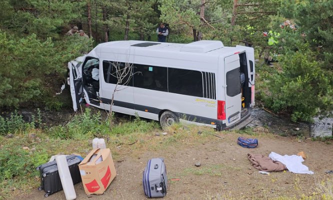 Türkiyədə mikroavtobus aşdı: 4 ölü, 10 yaralı var - FOTO