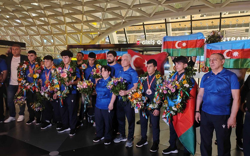 Avropa birinciliyində 14 medal qazanan idmançılarımız vətənə qayıtdı