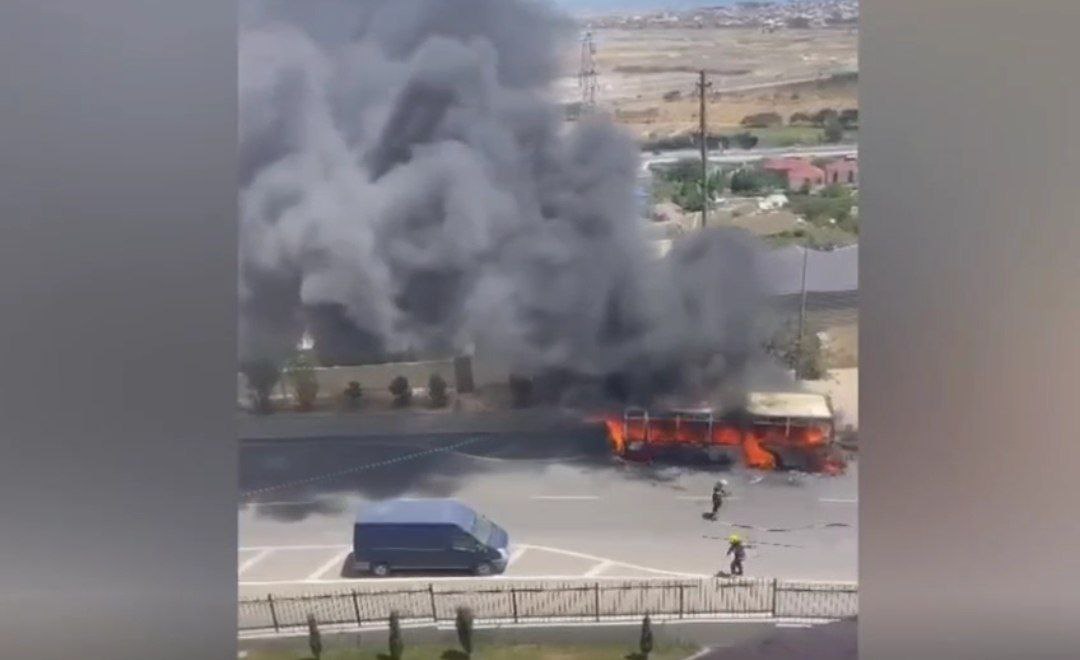 Bakıda sərnişin avtobusu YANIR - VİDEO