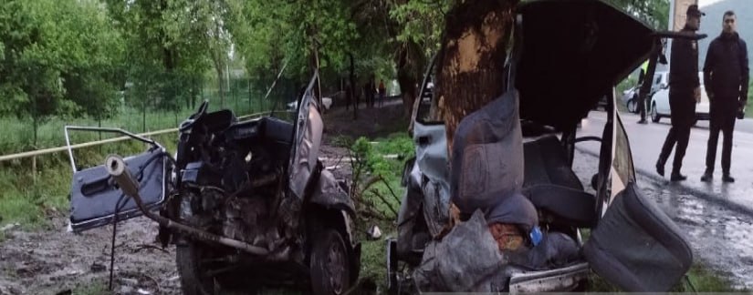 Zaqatalada ağır QƏZA: Avtomobil iki hissəyə parçalandı, ərlə arvad YARALANDI – FOTO