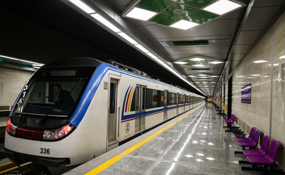 Tehran metrosunda hicab üstündə DAVA DÜŞDÜ  