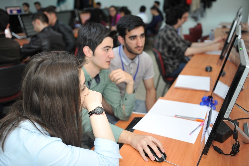 Universitetlər tələbələrin praktika keçdiyi təşkilatlara pul ödəməlidir? – AÇIQLAMA