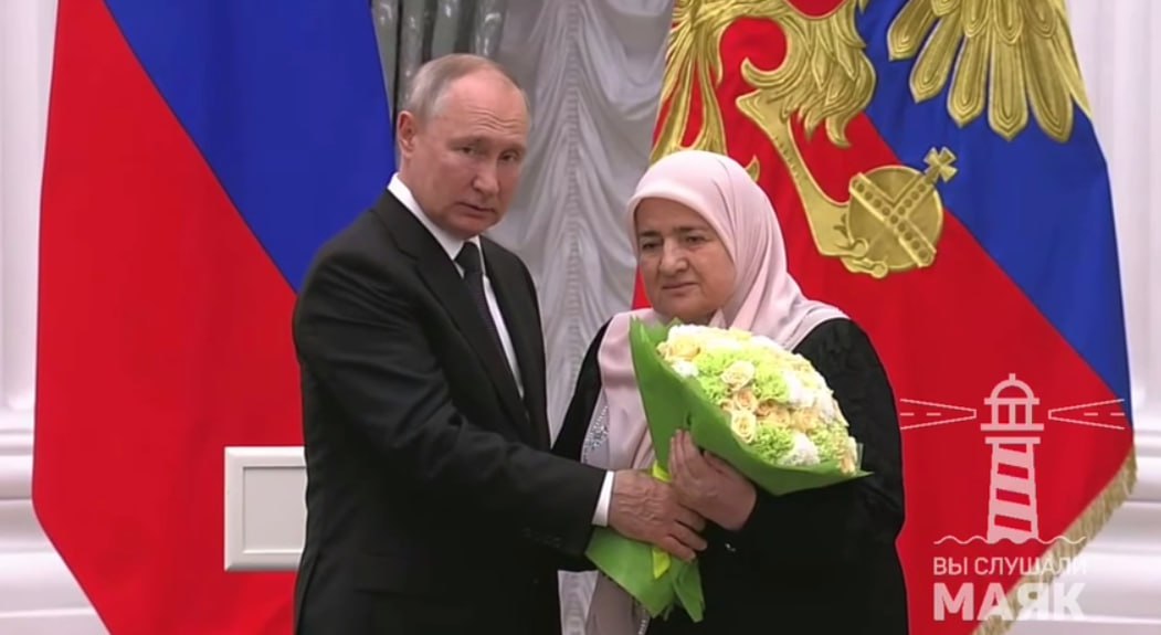 Putin Kadırovun anasını “Şərəf” ordeni ilə təltif etdi - VİDEO