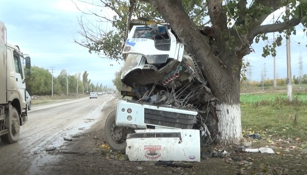 Xocalıda yük avtomobili ağaca çırpıldı - Sürücü öldü