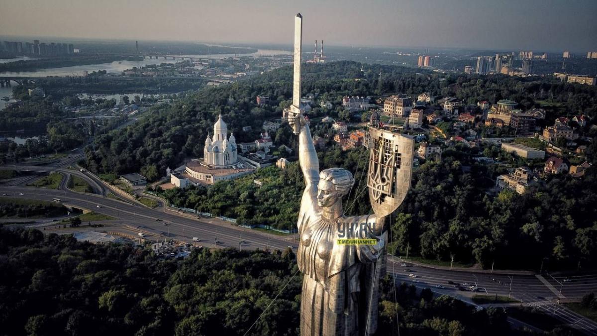 Ukraynada abidədəki sovet gerbi milli simvolla əvəzləndi - FOTO
