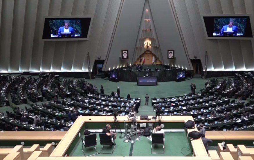İran parlamentində narazılıq: Qadınların başlarını örtməsi məcburi olacaq? - VİDEO