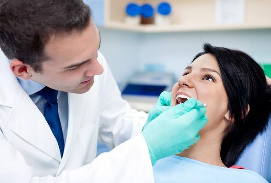 Təhsilsiz diş həkimləri MEYDAN SULAYIR – Bu sahəyə NƏZARƏT EDİLİRMİ?