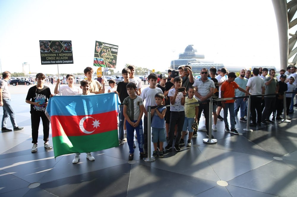 Taylandda ermənini məğlub edən idmançımız Vətənə qayıtdı - FOTO