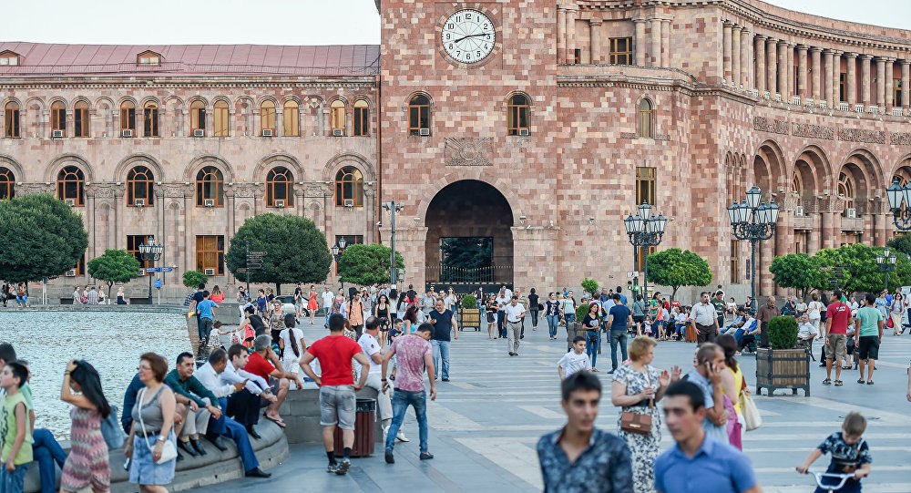 İrəvanda fövqəladə vəziyyət: Naməlum şəxs sərnişin avtobusuna atəş açdı