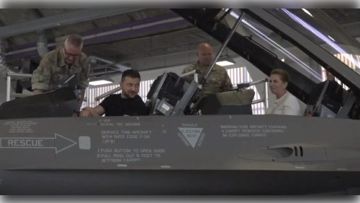 Zelenski “F-16”nı özü sınaqdan keçirdi - VİDEO