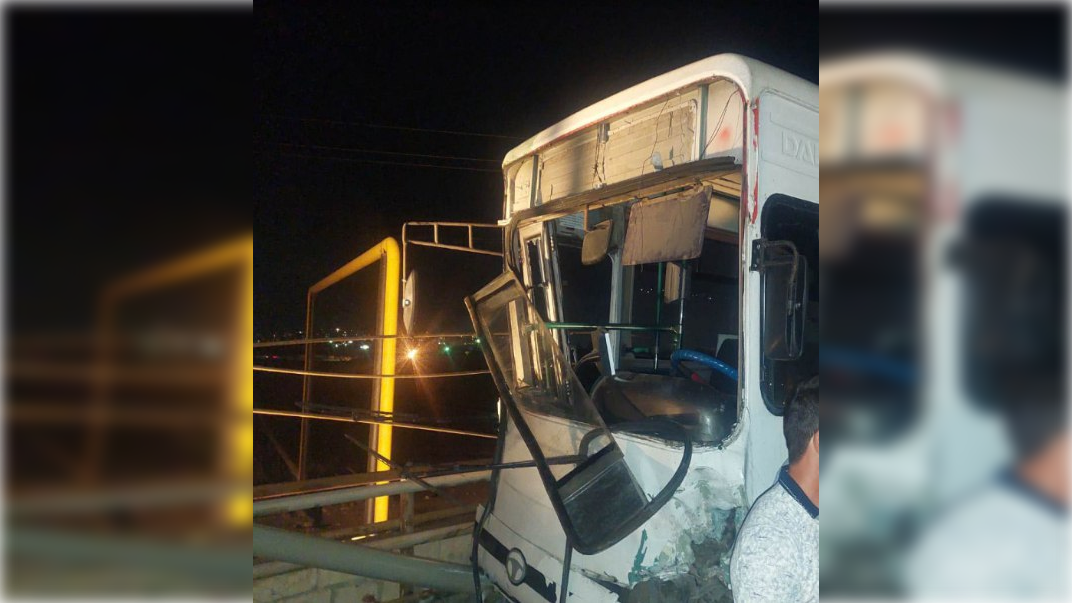 Abşeronda avtobusla minik maşını toqquşub, sürücü ölüb - FOTO 