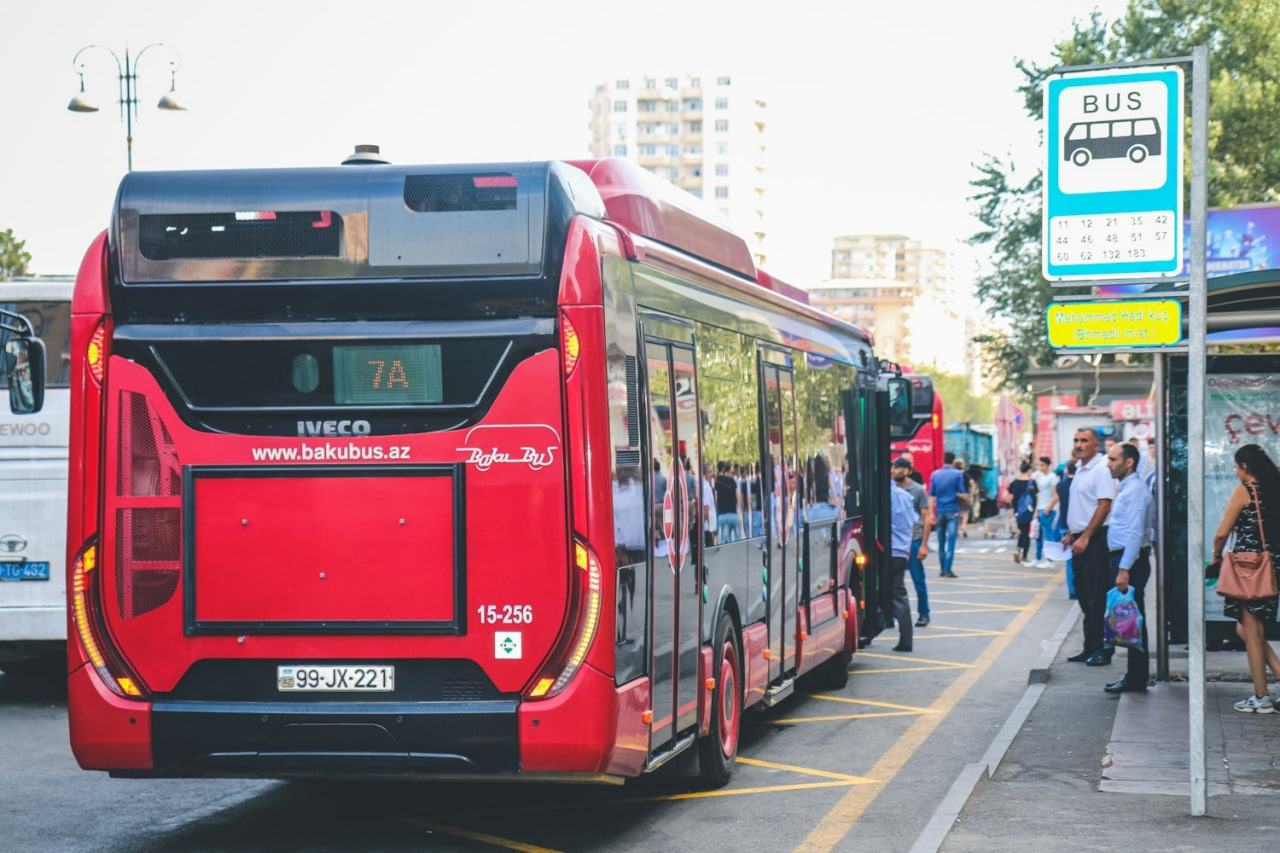 Paytaxtda bir sıra marşrut avtobusları GECİKİR