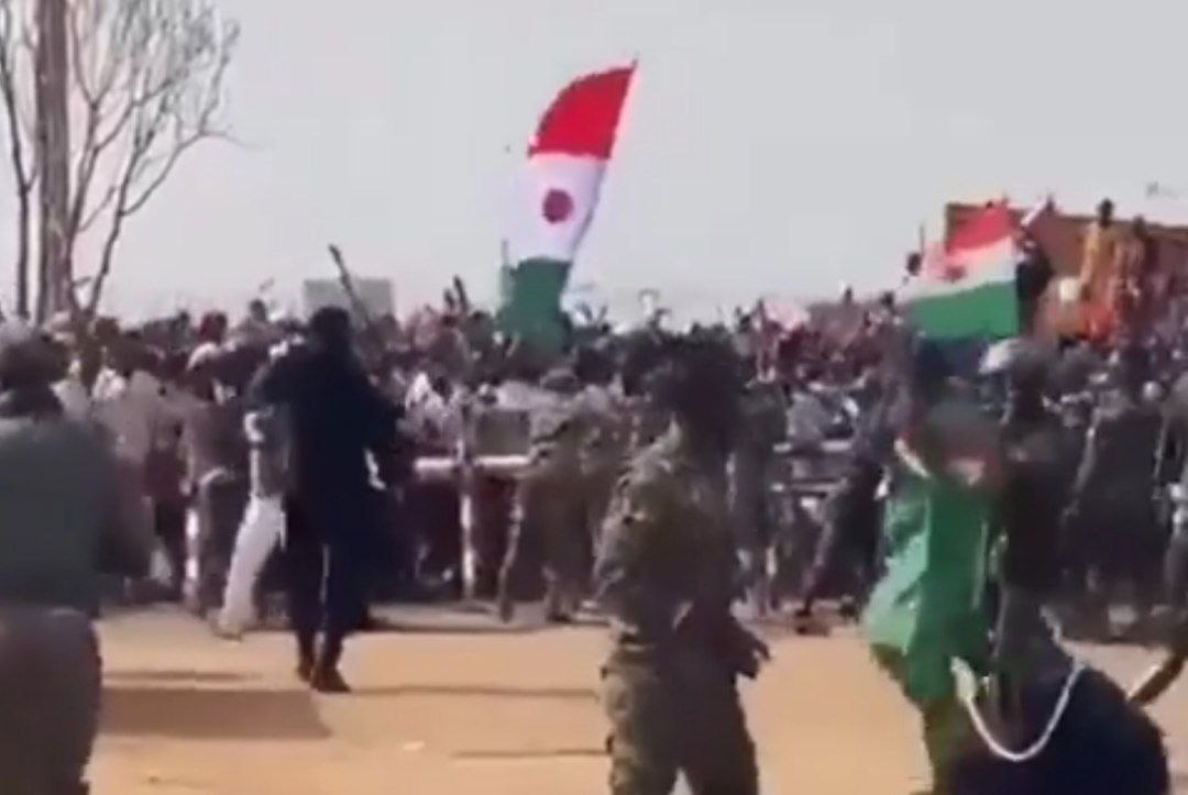 Nigerdə əhali Fransanın hərbi bazasına HÜCUM ETDİ – VİDEO  